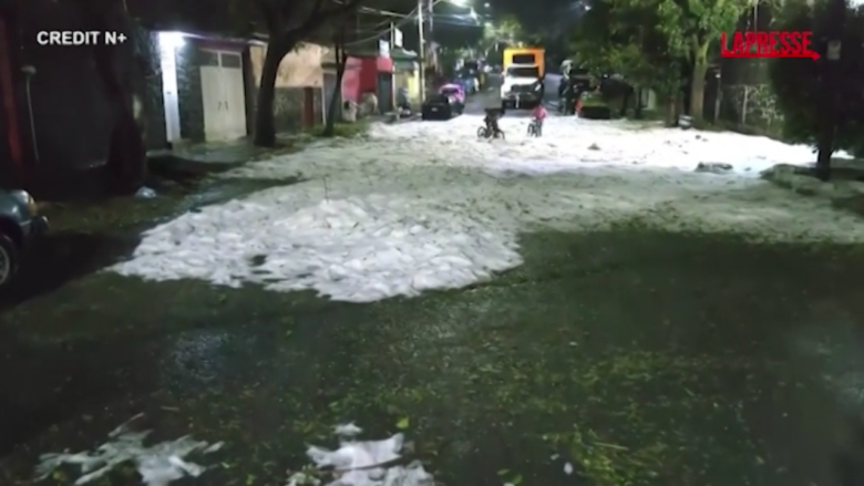 Città del Messico, la grandine imbianca le strade