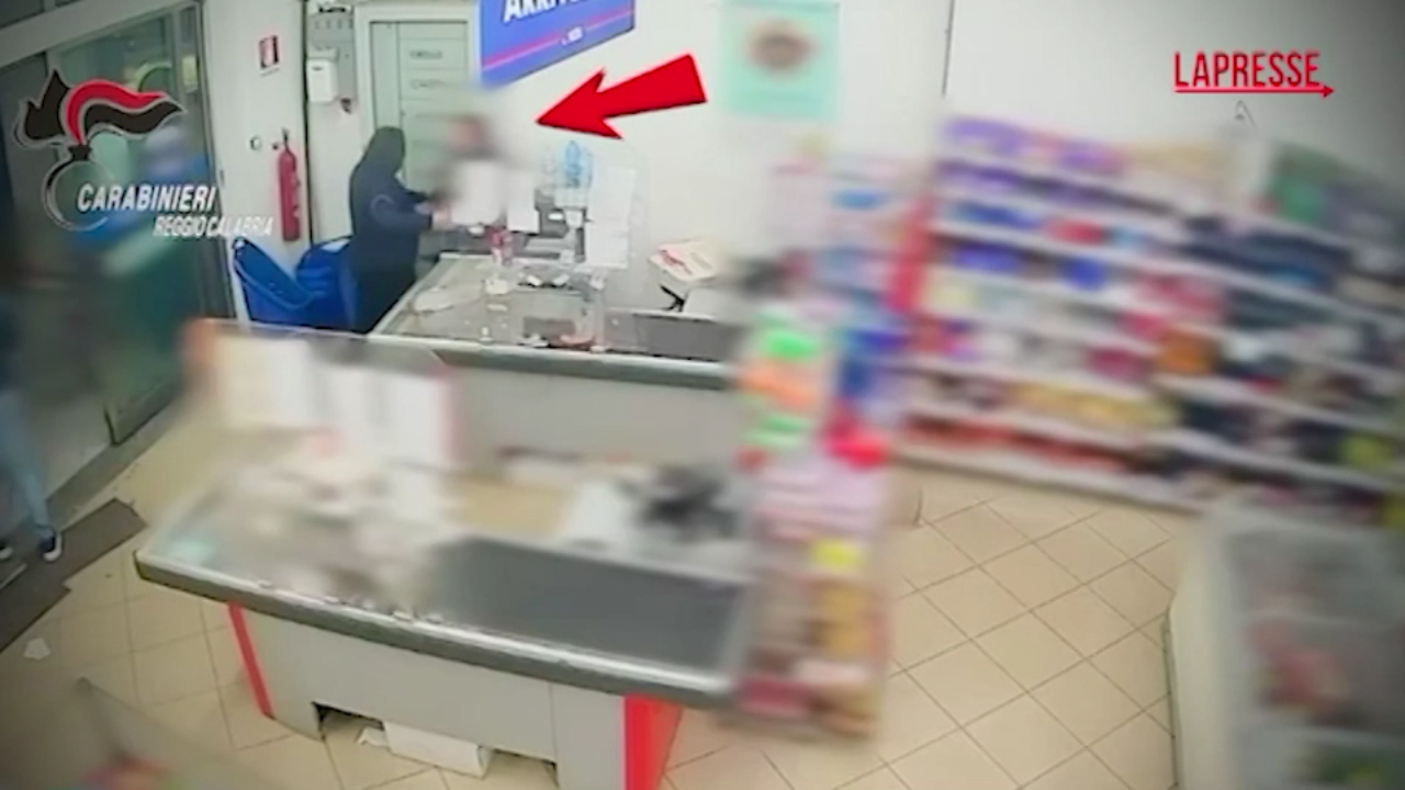 Reggio Calabria, arrestati due rapinatori: le immagini dei colpi Reggio Calabria, arrestati due rapinatori: le immagini dei colpi