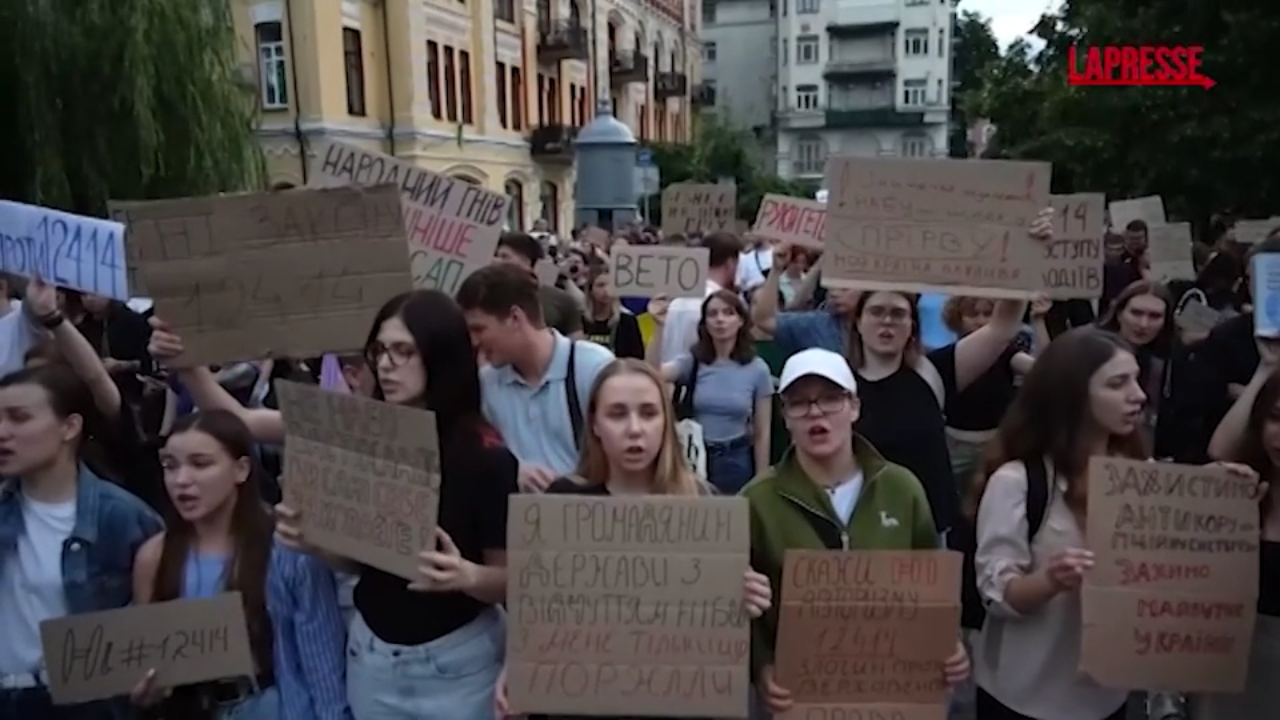 ucraina migliaia in piazza contro una controversa legge sulle agenzie anticorruzione
