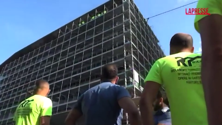 Milano, operai salgono su impalcatura per protesta davanti al tribunale