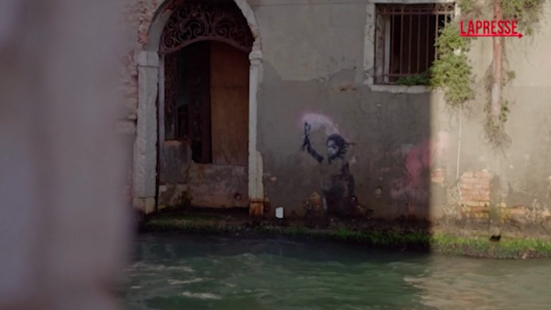 Venezia, rimossa opera di Banksy: "The Migrant Child" sarà restaurata