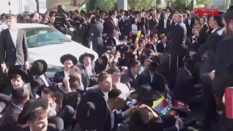 Israele, ultraortodossi bloccano autostrada a Gerusalemme: protesta contro arruolamento nell'esercito