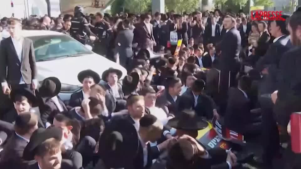 israele ultraortodossi bloccano autostrada a gerusalemme protesta contro arruolamento nell esercito