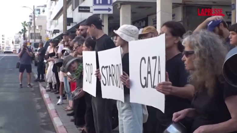 Gaza, israeliani protestano a Tel Aviv contro la carestia: "Si muore di fame"