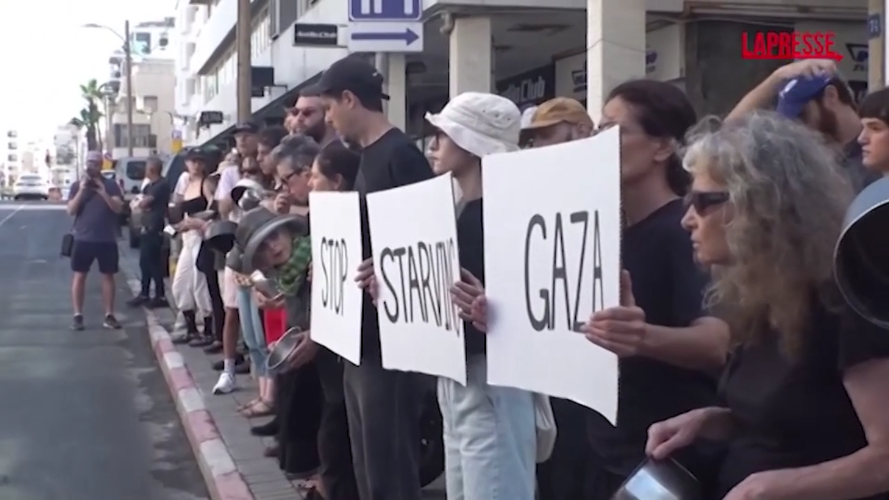 gaza israeliani protestano a tel aviv contro la carestia si muore di fame