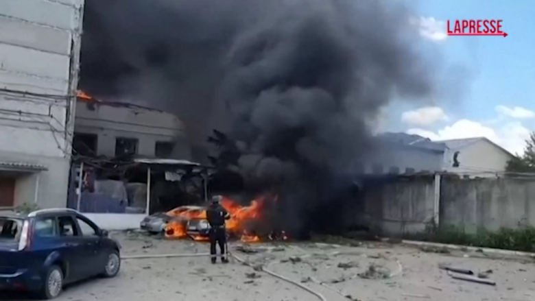 Ucraina, raid russo su Kharkiv: auto in fiamme e palazzi distrutti