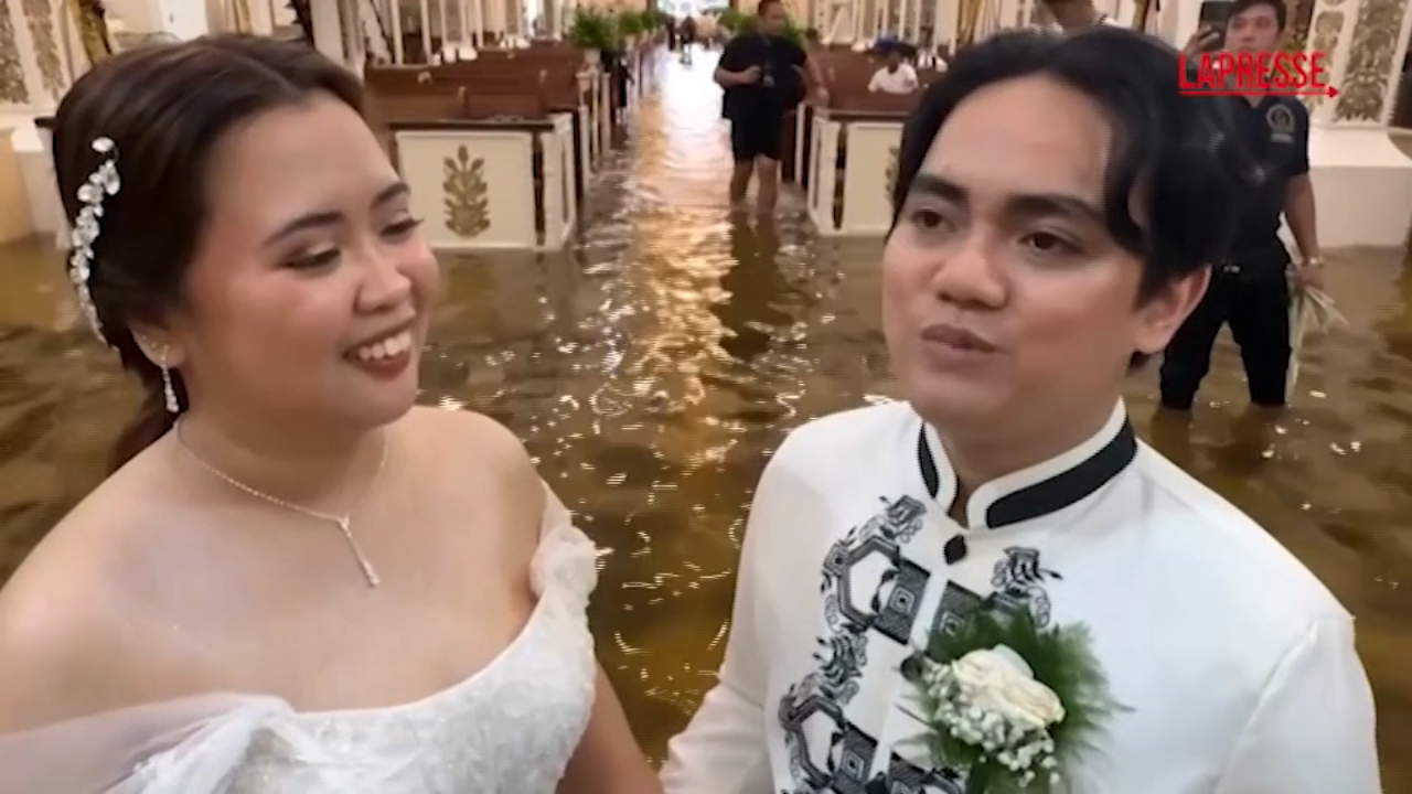 filippine alluvione non ferma matrimonio coppia si sposa in una chiesa allagata
