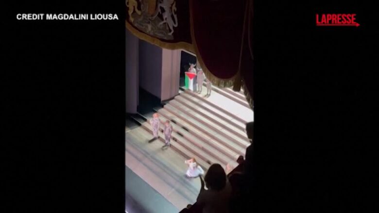 Londra, bandiera Palestina sul palco della Royal Opera House: caos in teatro