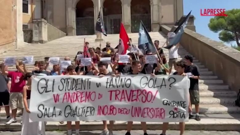 Protesta studenti a Roma, flash-mob contro il caro-affitti: “Basta studentati di lusso”