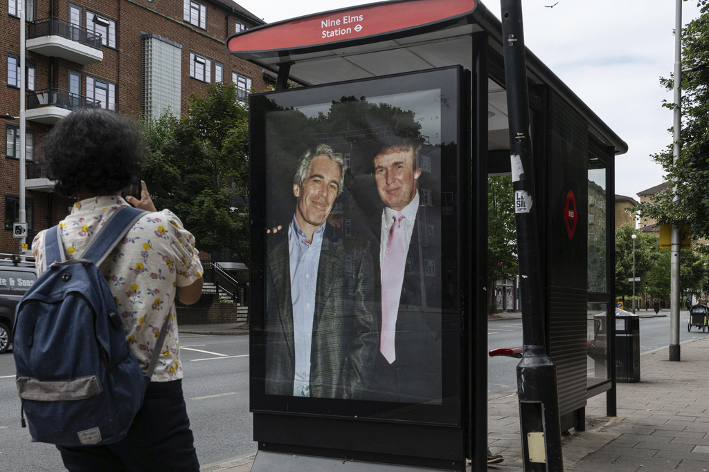 Epstein, Wsj: Trump fu avvertito da ministra Bondi che compariva nei file. Commissione Camera convoca Dipartimento Giustizia Epstein, Wsj: Trump fu avvertito da ministra Bondi che compariva nei file. Commissione Camera convoca Dipartimento Giustizia