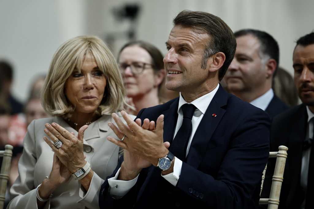 Francia, “Brigitte è un uomo”: coniugi Macron fanno causa all’influencer Candace Owens