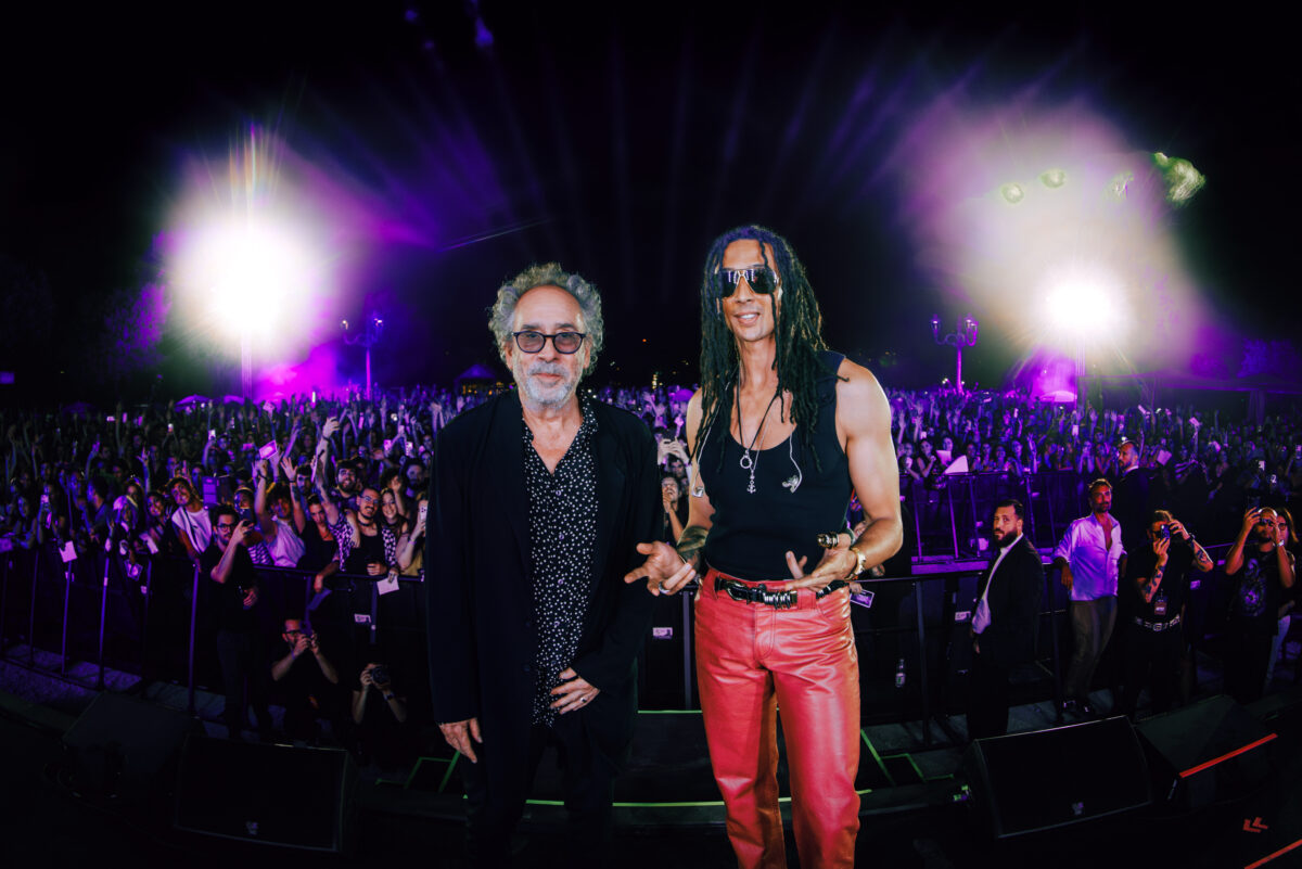 a roma il lido mercoled236 ieri sera tim burton e ghali al pincio per l8217uscita della serie tv netflix