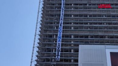 Inchiesta urbanistica Milano, maxi striscione di protesta sul Pirellino