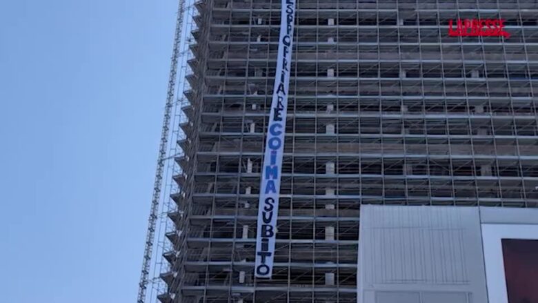 Inchiesta urbanistica Milano, maxi striscione di protesta sul Pirellino