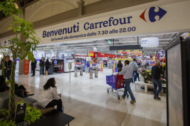 Carrefour lascia l’Italia, supermercati venduti a New Princes per 1 miliardo