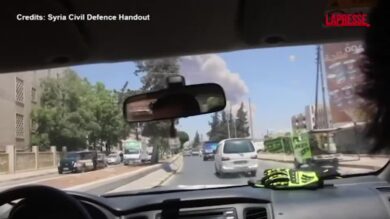 Siria, esplosione in un deposito di munizioni a Maarat Misrin: le immagini dei soccorsi