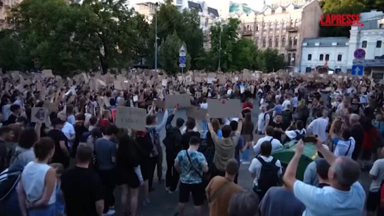 Ucraina, in migliaia ancora in piazza a Kiev contro il governo