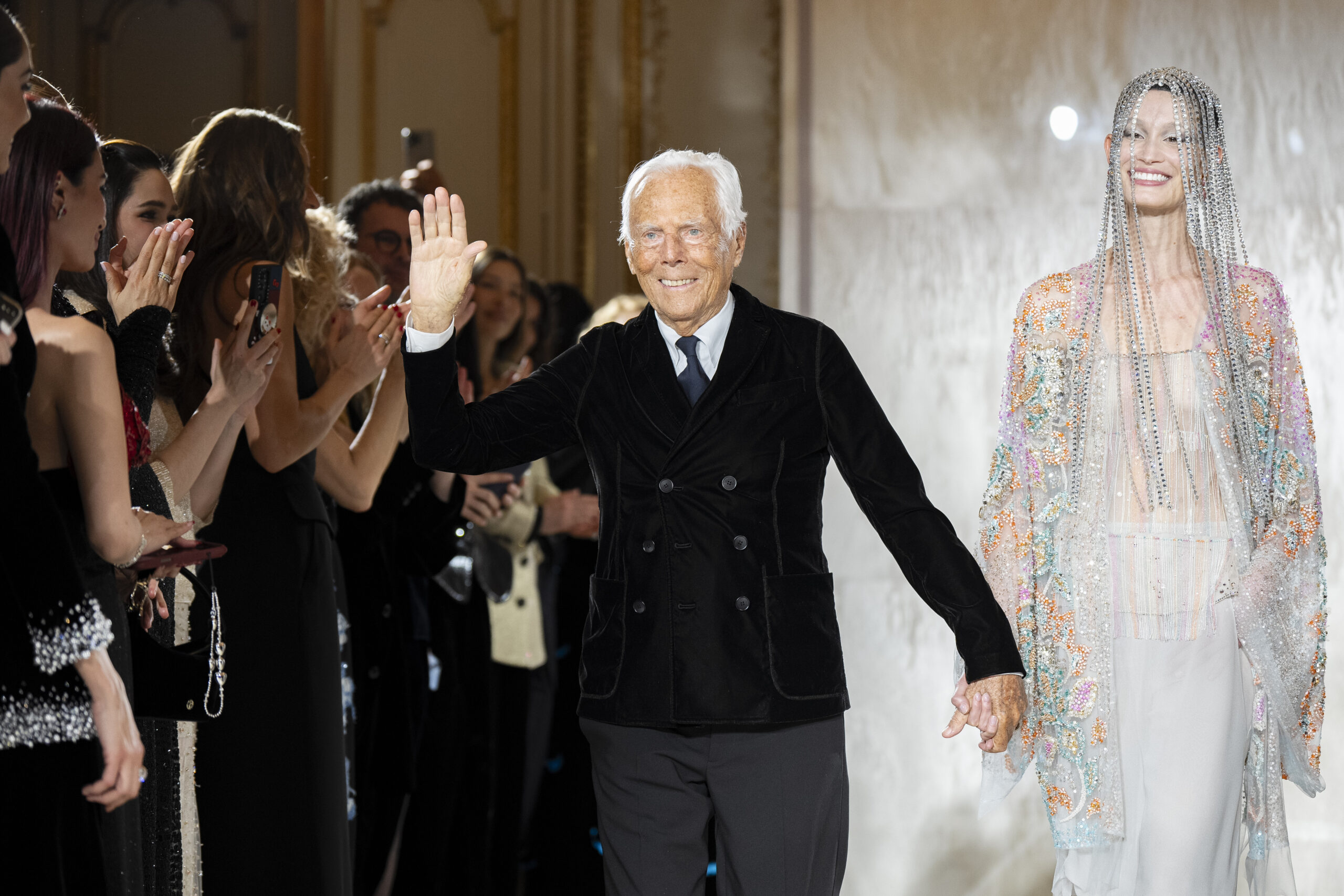 Giorgio Armani celebra i 50 anni della maison, mostra e sfilata a Brera