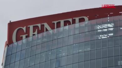 Milano, al via lo smontaggio dell'insegna sul grattacielo Generali