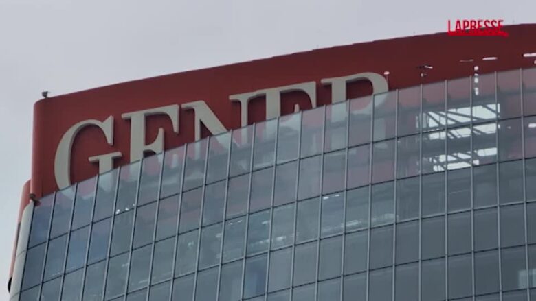 Milano, al via lo smontaggio dell'insegna sul grattacielo Generali