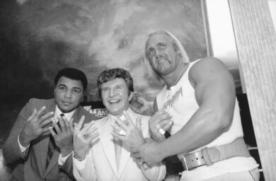 Muhammad Ali, a sinistra, Liberace, al centro, e Hulk Hogan si riuniscono al Madison Square Garden in preparazione per il loro prossimo evento di wrestling, il 29 marzo 1985