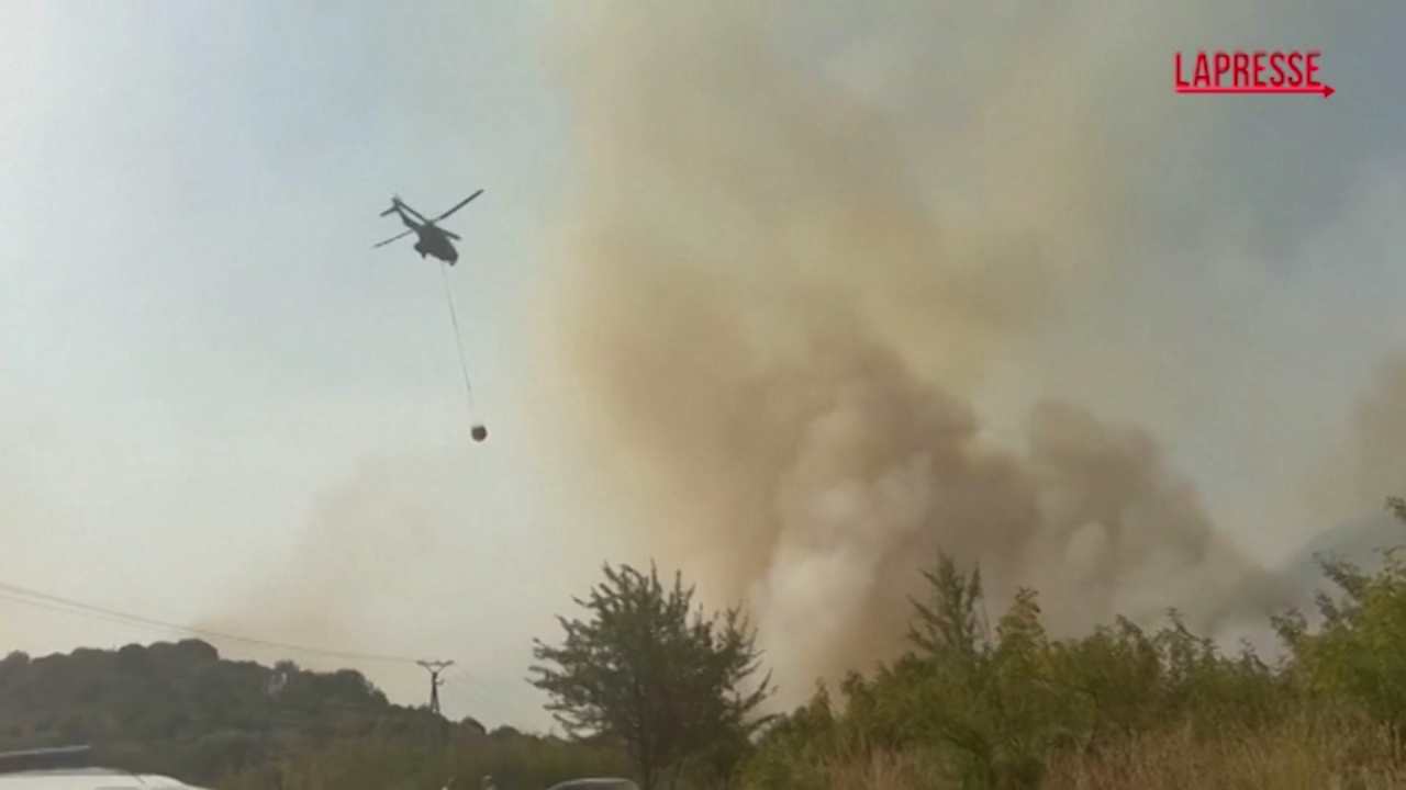Incendi in Albania, evacuati 3 villaggi nel sud del Paese Incendi in Albania, evacuati 3 villaggi nel sud del Paese