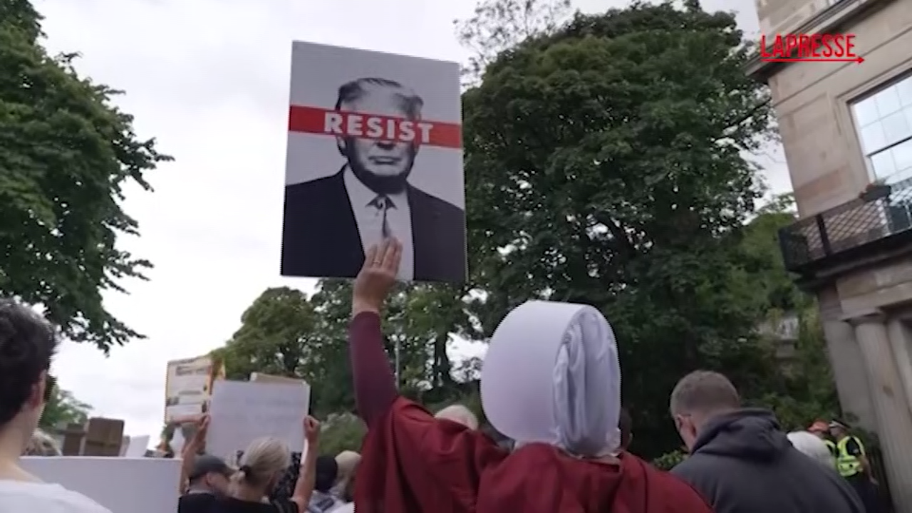 scozia a edimburgo va in scena la protesta contro la visita di trump