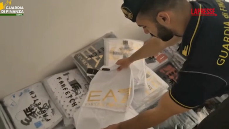 Napoli, arrestato 'grossista' della contraffazione: 65mila capi sequestrati