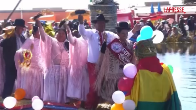 Bolivia, la 'danza fluttuante' sul lago Titicaca in onore di San Giacomo