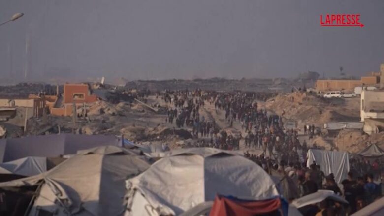 Gaza, migliaia di palestinesi diretti verso il valico di Zikim alla ricerca di cibo