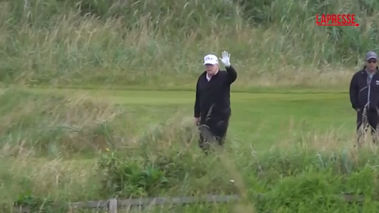 scozia trump gioca a golf e ignora le domande dei giornalisti