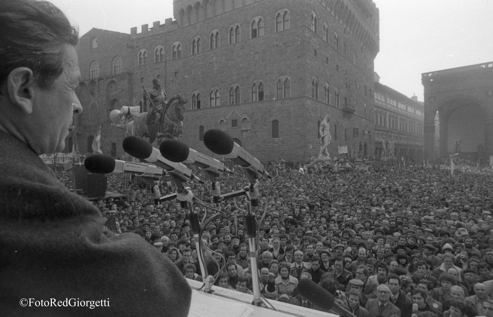 “Se vuoi la pace prepara la pace”, la lotta alle guerre nella mostra dedicata a Enrico Berlinguer a Firenze