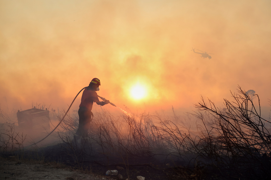 Grecia, vasto incendio vicino ad Atene: evacuati residenti