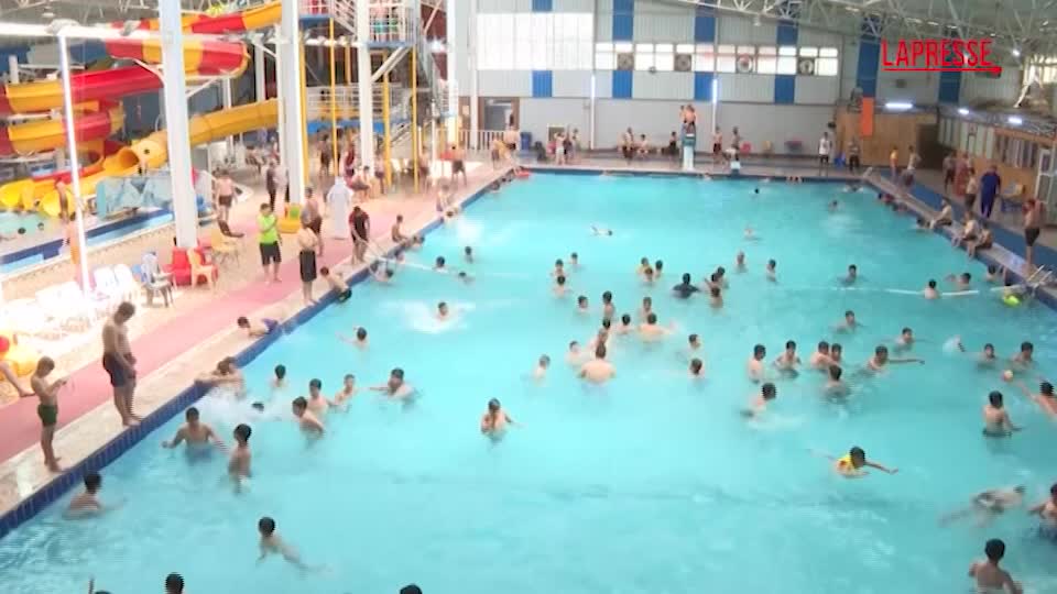 iraq nella morsa del caldo a baghdad la gente si rinfresca in piscina