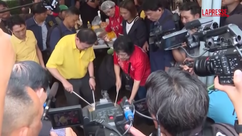 Thailandia, ex primo ministro distribuisce pasti agli sfollati dopo scontri con Cambogia