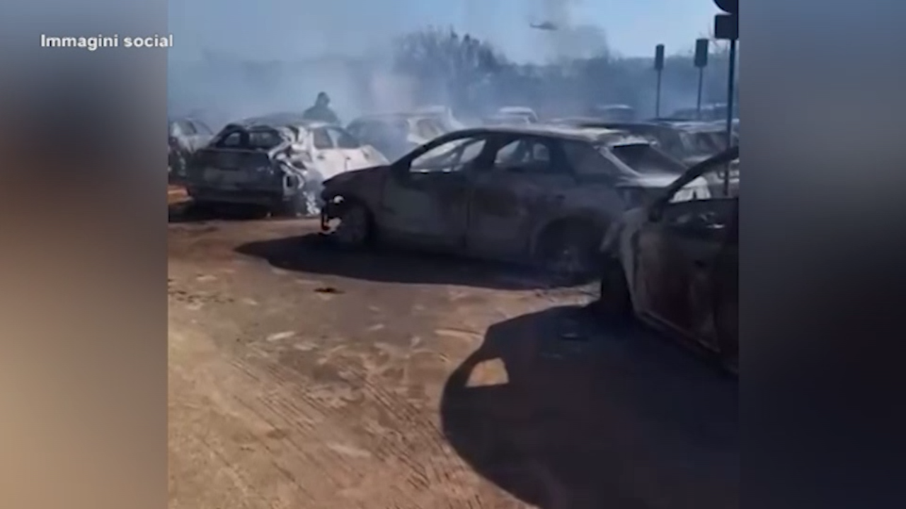 incendio a villasimius fiamme in spiaggia bagnanti in fuga