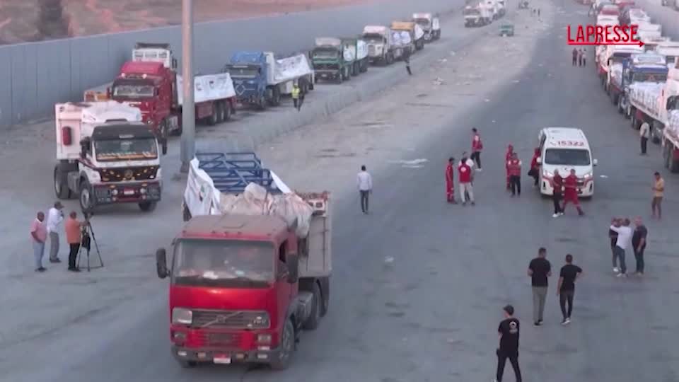 gaza camion con aiuti umanitari verso il valico di kerem shalom