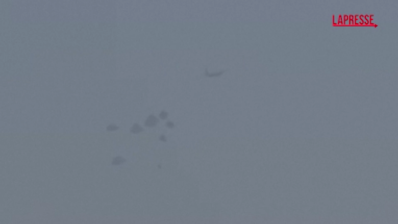 Gaza, aereo lancia aiuti sulla Striscia