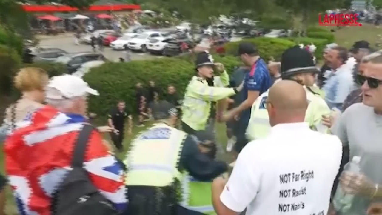 norwich scontri a manifestazione anti immigrazione fuori da un hotel per richiedenti asilo