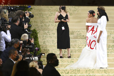 Ocasio-Cortez e il vestito ‘Tax the Rich’ del Met Gala 2021: dovrà pagare migliaia di dollari