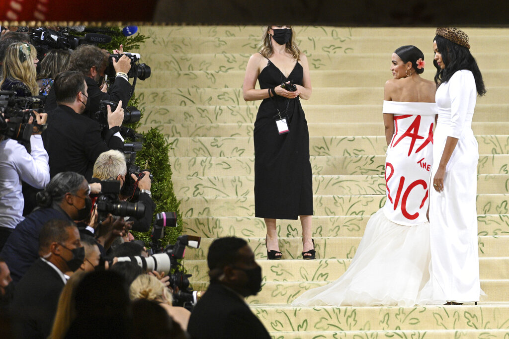 Ocasio Cortez e il vestito ‘Tax the Rich’ del Met Gala 2021: dovrà pagare migliaia di dollari Ocasio Cortez e il vestito ‘Tax the Rich’ del Met Gala 2021: dovrà pagare migliaia di dollari