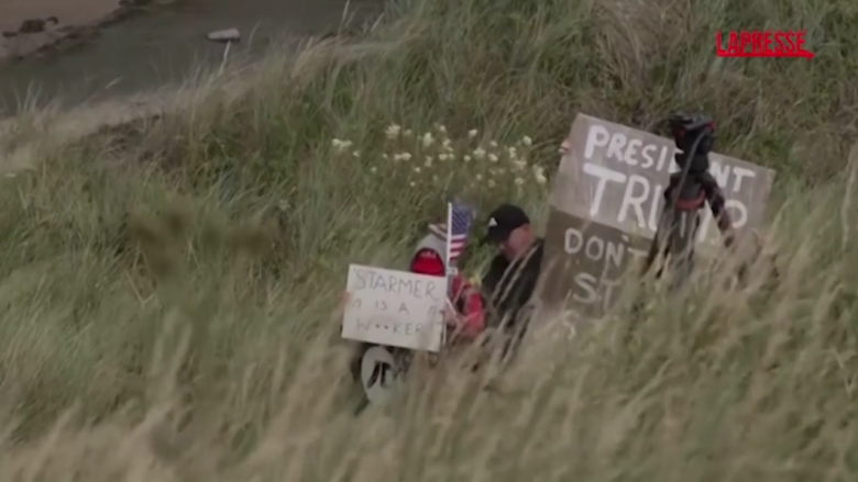 Trump, proteste fuori dal golf club del tycoon a Turnberry