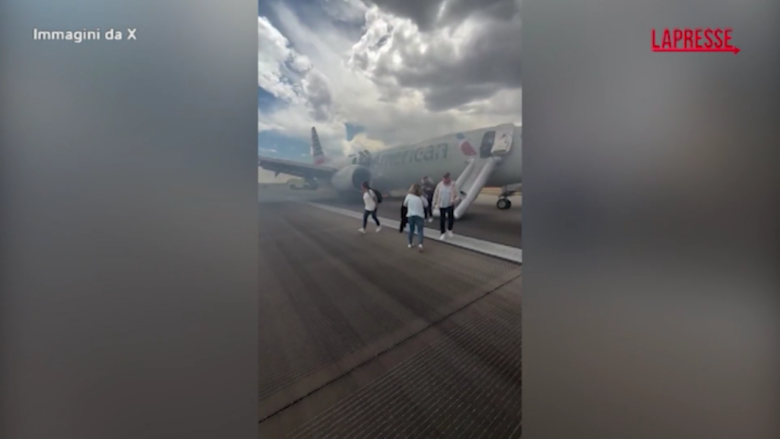 Guasto in fase decollo, aereo dell'American Airlines evacuato su pista