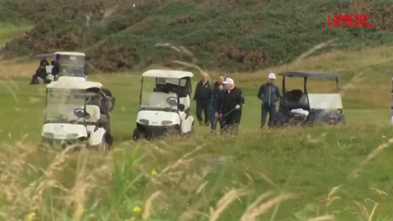 Trump gioca a golf in Scozia mentre all'esterno si infiamma la protesta