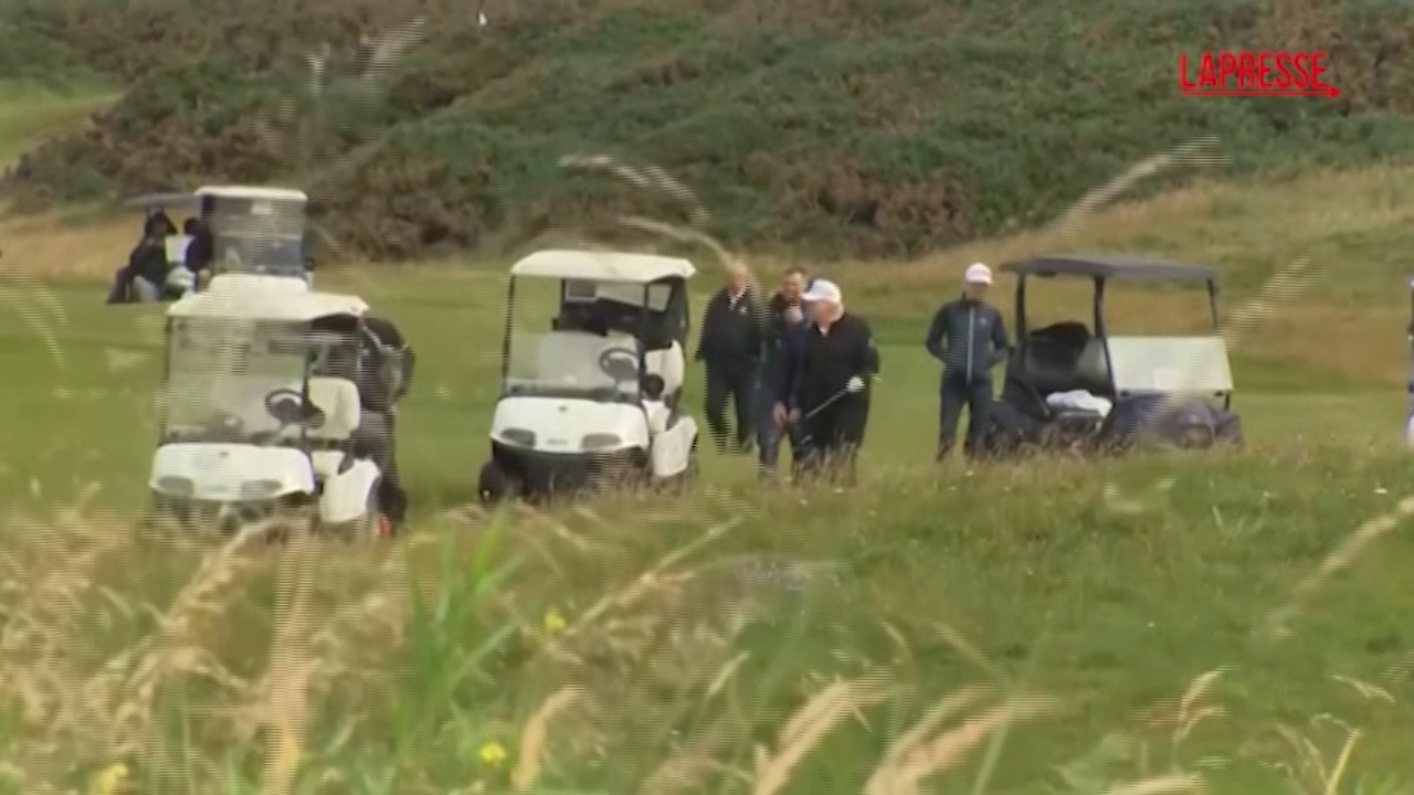 trump gioca a golf in scozia mentre all esterno si infiamma la protesta