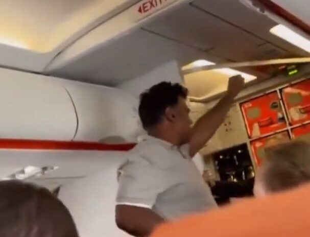 Scozia, grida ‘Allah Akbar’ e ‘morte all’America’ in aereo: arrestato 41enne Scozia, grida ‘Allah Akbar’ e ‘morte all’America’ in aereo: arrestato 41enne