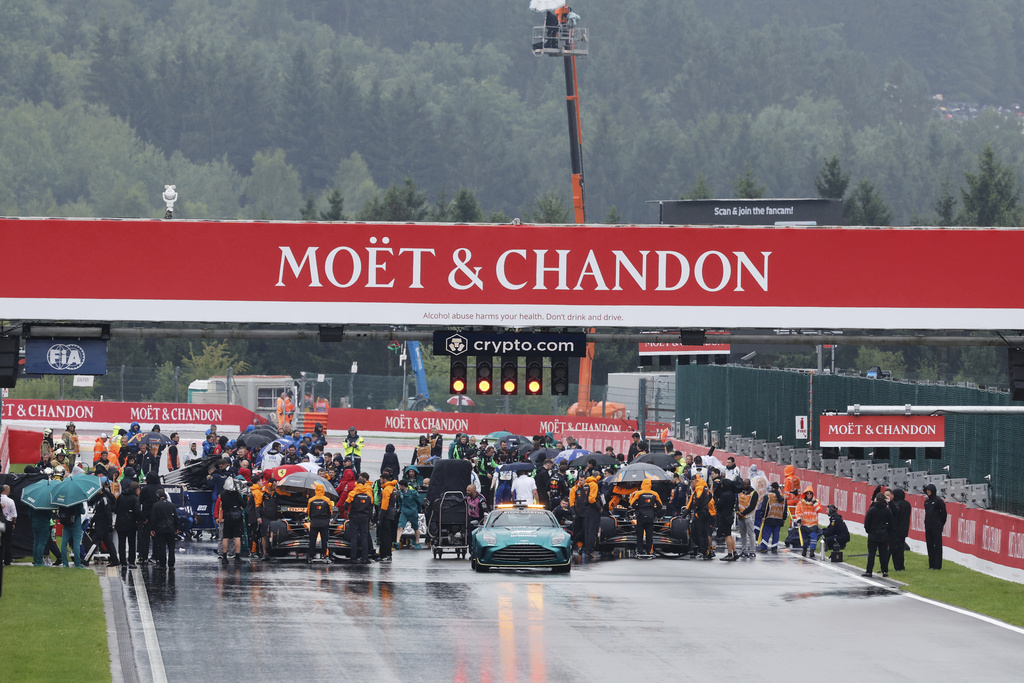 F1, Gp Belgio 2025 in diretta: bandiera rossa per pioggia, partenza sospesa F1, Gp Belgio 2025 in diretta: bandiera rossa per pioggia, partenza sospesa