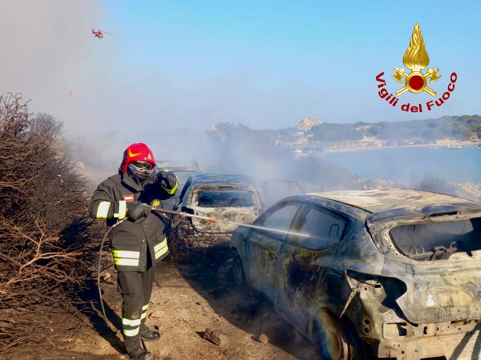 Incendio a Punta Molentis in Sardegna: fiamme in spiaggia e bagnanti in fuga Incendio a Punta Molentis in Sardegna: fiamme in spiaggia e bagnanti in fuga