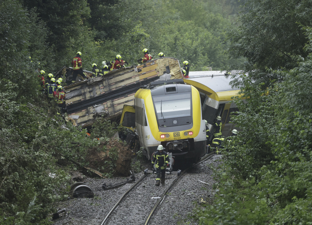 Germania, treno deraglia nel Baden Wurttemberg: diverse vittime Germania, treno deraglia nel Baden Wurttemberg: diverse vittime