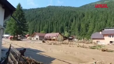 Romania, alluvioni nel nord-est del Paese provocano vittime e centinaia di sfollati: le immagini